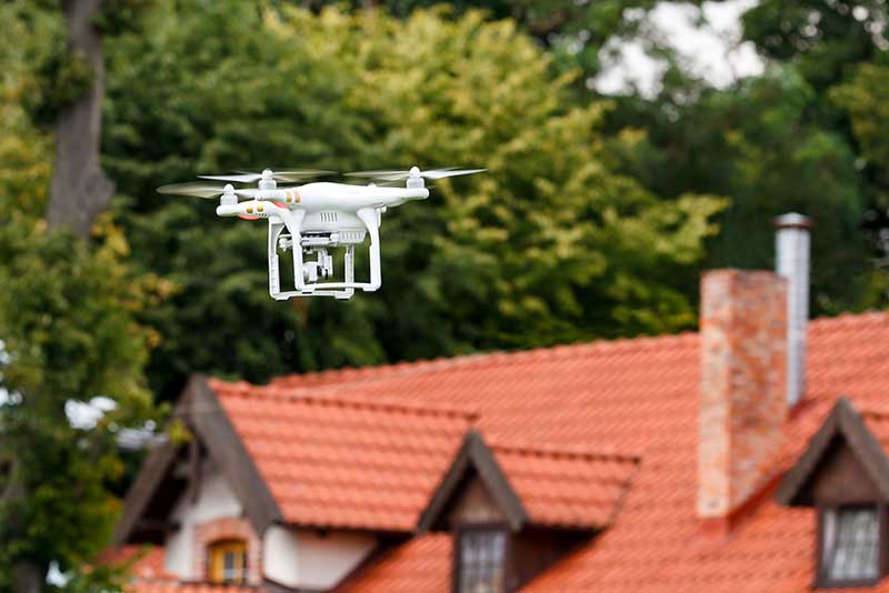 drone survolant une toiture