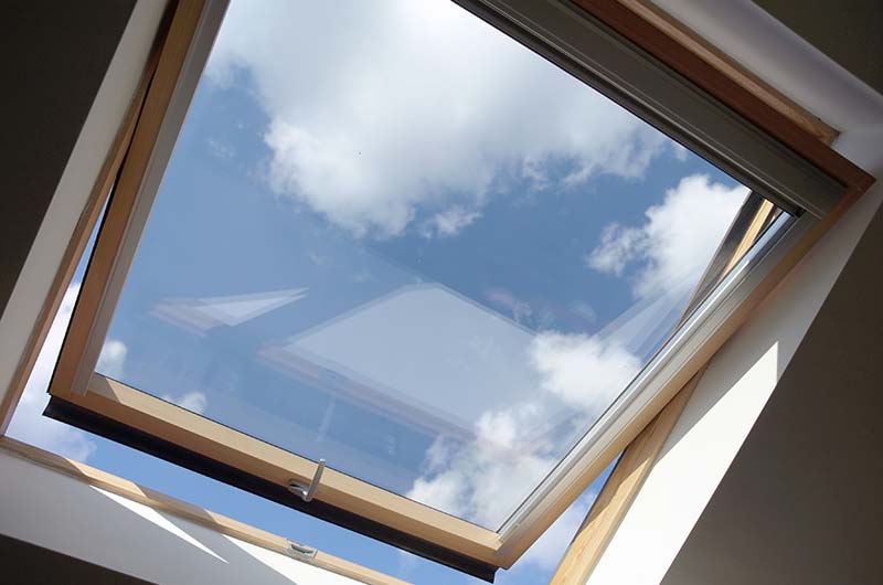 vue de l'intérieur d'une fenêtre de toit