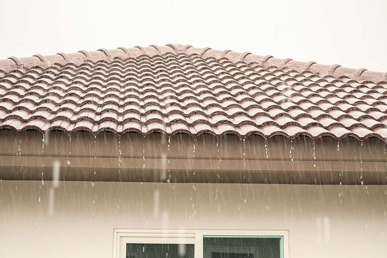 vue de la pluie tombant sur une toiture